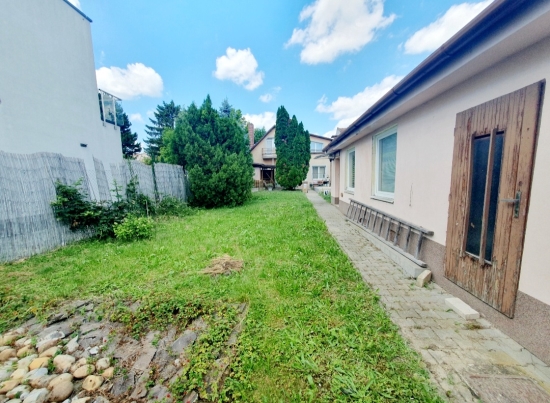 Predaj, záhradný pozemok   240 m2 Bratislava Ružinov, Prievoz, s garážou a bývalou práčovňou
